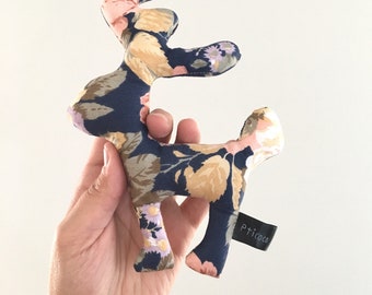 Jouet de bébé fleur motif cerf en peluche hochet, hochet de bébé doux, bébé renne rattly