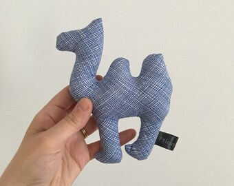 Hochet chameau, hochet pour bébé, peluche chameau, jouet de bébé, hochet bleu marin, hochet peluche