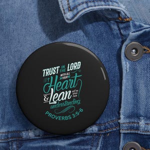 Przypinka z napisem „Zaufaj Panu, Serce” i „Przysłowia” | Odznaka wiary chrześcijańskiej