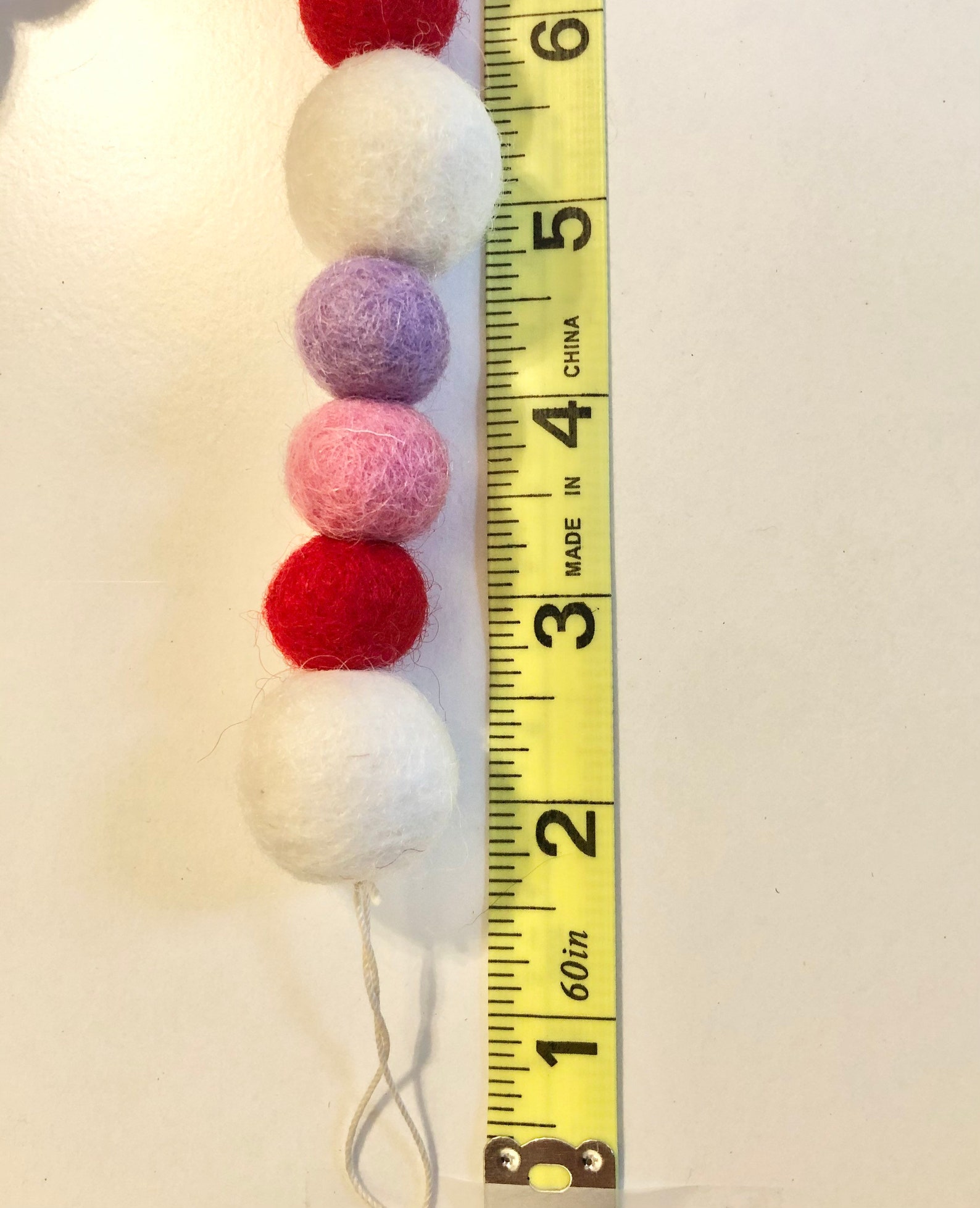 Lana fieltro bola blanco rosa rojo y lavanda chimenea manto | Etsy