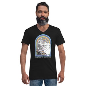 以下が含まれることがあります： 虹色のアーチの中に2人の人物が描かれたグラフィックがプリントされた、黒いVネックTシャツ。グラフィックの下には「MASTERY IN SERVITUDE」というテキストがプリントされています。