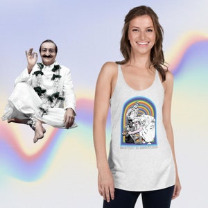 以下が含まれることがあります： 虹色のアーチと白黒の人々のイラストが描かれた白いタンクトップ。イラストの下に「MASTERY IN SERVITUDE」というテキストが印刷されています。