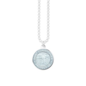 Puede incluir: Collar de cadena de plata con un colgante redondo de plata con una imagen blanca de San Cristóbal y el texto "San Cristóbal Protégenos".