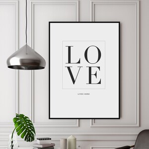 Liebe lebt hier Digitaldruck von Lustprint - digitale Kunstwerk, sofortiger Download Poster, Typografie Liebe Wandkunst, motivierende Zitat drucken