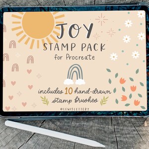 Op de afbeelding: Een digitale illustratie op een tabletscherm die reclame maakt voor een Procreate-stempelpakket genaamd "Joy". De illustratie toont een zon, regenbogen, bloemen, harten en bladeren in een pastelkleurenpalet. De tekst "includes 10 hand-drawn stamp brushes" is ook in de afbeelding opgenomen.