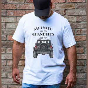 Puede incluir: Camiseta blanca con un gr&aacute;fico de Jeep negro y gris y el texto "All I need are my grandkids and my".