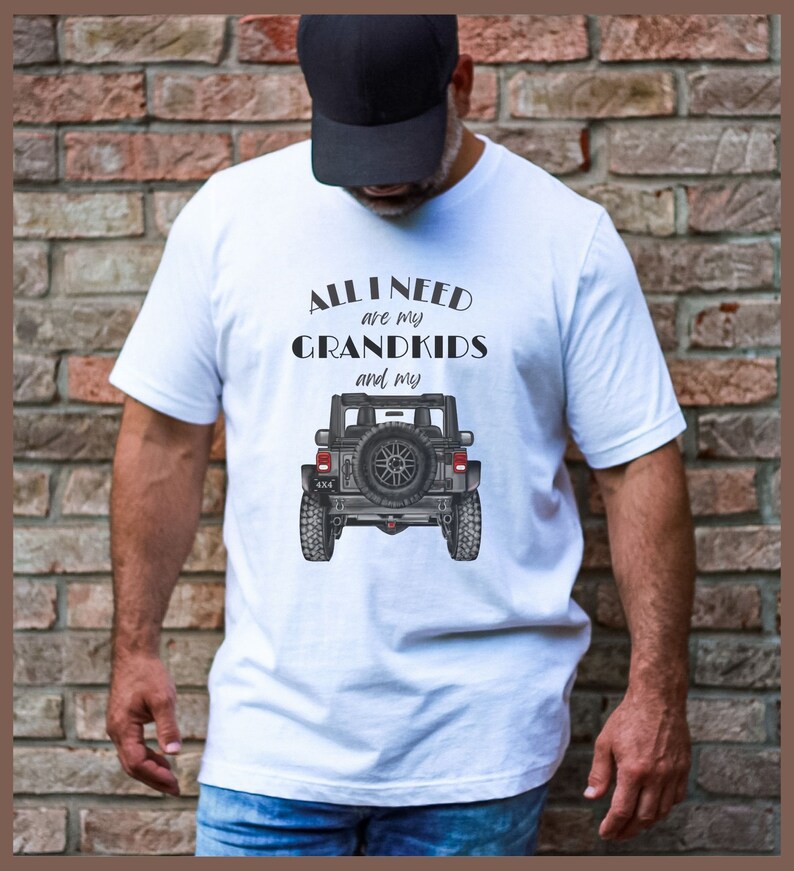 Puede incluir: Camiseta blanca con un gr&aacute;fico de Jeep negro y gris y el texto "All I need are my grandkids and my".