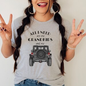 Puede incluir: Camiseta gris con el texto "All I need are my grandkids and my" con un gr&aacute;fico de Jeep negro.