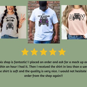 Puede incluir: Tres camisetas con diferentes dise&ntilde;os que presentan un Jeep. La primera camiseta es gris con el texto "Todo lo que necesito es mi perro y mi Jeep". La segunda camiseta es blanca con el texto "S&iacute;... Es m&iacute;o" y un Jeep morado. La tercera camiseta es rosa con un signo de paz, un Jeep y un coraz&oacute;n.