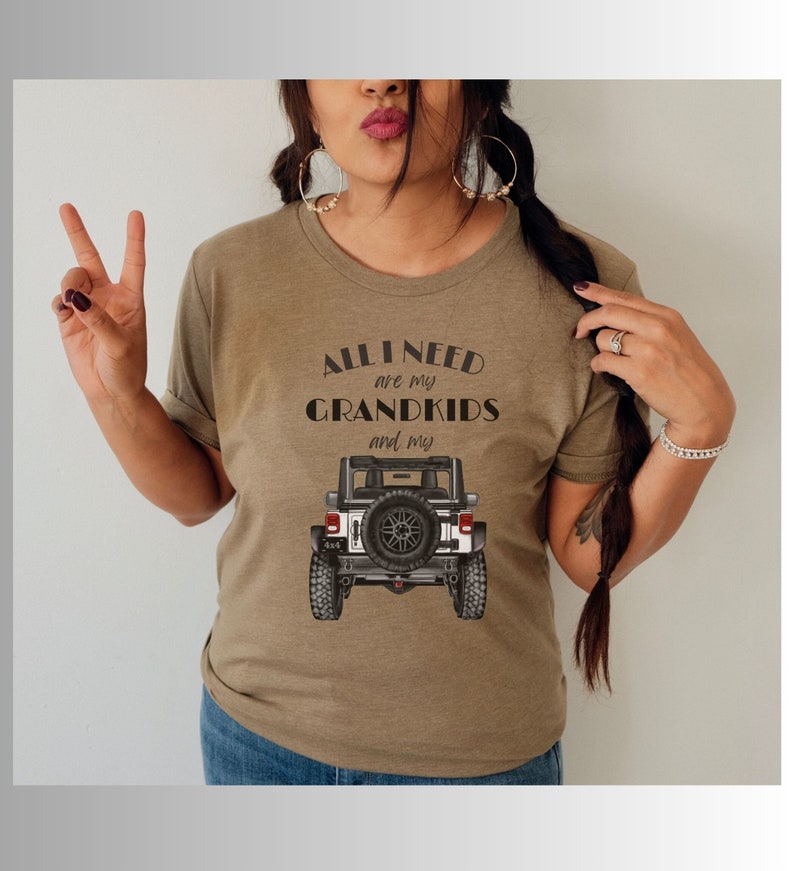Puede incluir: Una camiseta marr&oacute;n con el texto "All I need are my grandkids and my" y una ilustraci&oacute;n en blanco y negro de un Jeep.