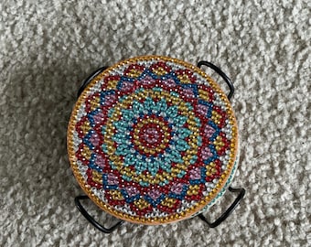 Posavasos con diseño de mandala y diamantes
