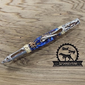 Mooie handgedraaide pen, dennenappel gegoten in blauw en acryl, nouveau scepter, goud/chroomafwerking, uniek cadeau, afstuderen