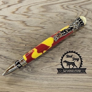Basketball-Stift, von Hand gedrehtes Rot und Gold aus Acryl in einem goldenen Finish, Basketball-Fan, Zyklone, Abschlussfeier