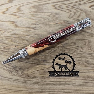 Gedrehtes Maserholz und rotes Acryl, handgedrechselt, verchromtes Finish, Geschenk Cowboy, Cowgirl, Pferdesport, Graduierung, Dressur