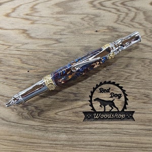 Mooie handgedraaide pen, dennenappel gegoten in blauw, rood en goud acryl, nouveau scepter, goud/chroomafwerking, uniek cadeau, afstudeercadeau