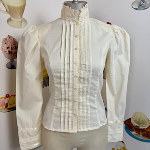 Vintage 70s | Gunnies Gunne Sax Jessica McClintock | Long Puff Sleeve Blouse Dress Shirt Cream Lace Applique Mandarin Collar Boho Cottage
