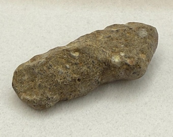 Météorite lunaire NWA 13974 : brèche feldspathique, roche lunaire authentique, 2,41 g