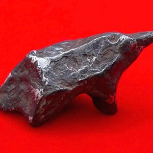 Spécimen de météorite ferreuse d'Agoudal : météorite authentique, hexaédrite IIAB, 10,18 g