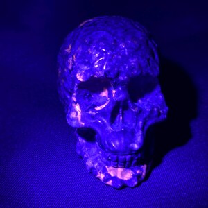 Handmade Yooperlite Skull: Fluorescent UV Stone Decor, 1 lb 5.6 oz image 3