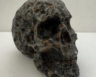 Calavera de Yooperlite hecha a mano: decoración de piedra fluorescente UV, 1 libra 5.6 onzas
