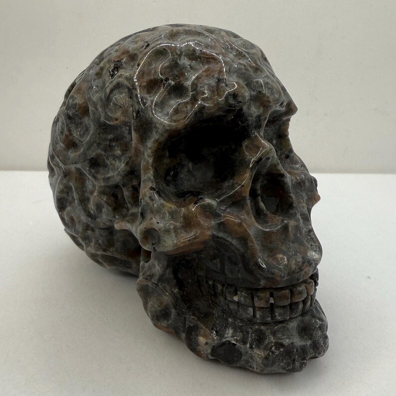 Handmade Yooperlite Skull: Fluorescent UV Stone Decor, 1 lb 5.6 oz image 1