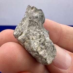 Meteorito lunar NWA 13974: Brecha feldspática, rocha lunar, 8,72 gramas