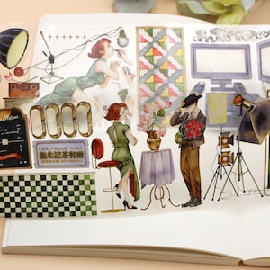 Peut inclure: Un ensemble de ruban adhésif washi décoratif de style vintage présentant une variété de scènes, notamment une femme en robe verte, un homme en chapeau, un sol à carreaux et un menu de café. Le ruban est imprimé sur un fond transparent et est parfait pour ajouter une touche de fantaisie à vos créations.