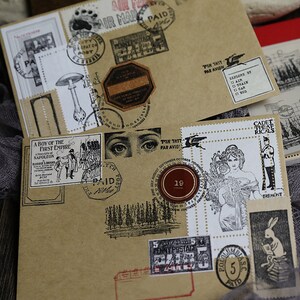 K&ouml;nnte beinhalten: Ein Umschlag im Vintage-Stil mit verschiedenen Briefmarken und Illustrationen. Der Umschlag ist braun und zeigt eine Vielzahl von Briefmarken, darunter eine Briefmarke mit dem Text "PENNY POSTAGE" und eine Briefmarke mit dem Text "AIR MAIL". Der Umschlag zeigt auch Illustrationen eines Pilzes, eines Waldes und der Augen einer Frau.