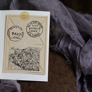 K&ouml;nnte beinhalten: Eine Vintage-Postkarte mit einer Schwarzwei&szlig;illustration einer Stadt. Die Postkarte hat einen braunen Hintergrund und ist mit mehreren Briefmarken verziert. Die Briefmarken sind mit "For the Post Office", "City Despatch Post", "G.S. Carriers" und "Phila. Despatch Post Paid" beschriftet.