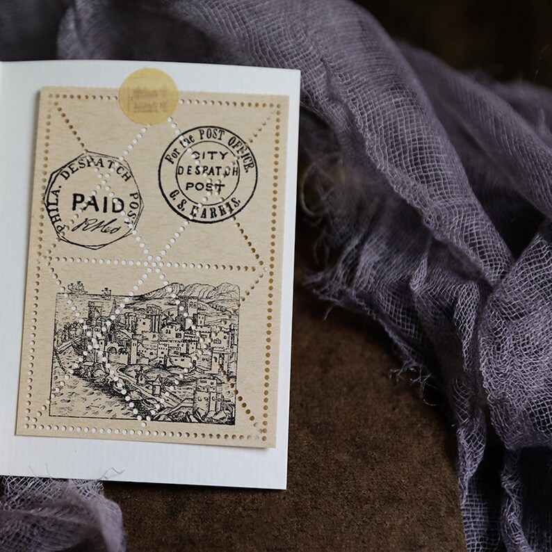 K&ouml;nnte beinhalten: Eine Vintage-Postkarte mit einer Schwarzwei&szlig;illustration einer Stadt. Die Postkarte hat einen braunen Hintergrund und ist mit mehreren Briefmarken verziert. Die Briefmarken sind mit "For the Post Office", "City Despatch Post", "G.S. Carriers" und "Phila. Despatch Post Paid" beschriftet.