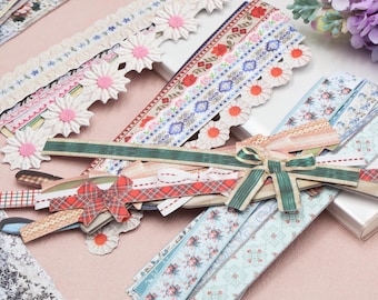 Pode incluir: Uma coleção de fitas e acabamentos decorativos em vários padrões e cores. Inclui desenhos florais, xadrez e estampados com bordas onduladas e laços. Ideal para artesanato e enfeites.