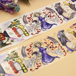 Peut inclure: Deux rouleaux de ruban adhésif washi décoratif illustrant des femmes en robes violettes avec des rubans rouges et un appareil photo vintage avec un papillon. Le ruban est sur un fond beige clair.