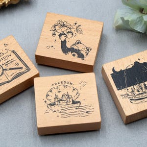 Tampons en bois tampons en caoutchouc - livre papillon forêt en verre Raton laveur cueillant des fraises thème tampon en bois m04