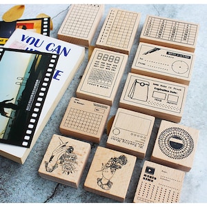 https://www.mydearpoppet.com/de/listing/621166380/holzstempel-stempel-tracker-runde-tracker-stempel-kalenderstempel-tag-monatstracker-tracker m04