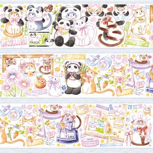 Op de afbeelding: Een witte washi tape met een herhalend patroon van panda's, katten, konijnen en andere schattige illustraties. De tape is verkrijgbaar in verschillende kleuren, waaronder roze, blauw, geel en groen. De tekst "PANDA" is zichtbaar op de tape.