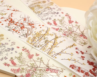 Puede incluir: Cuatro hojas de papel transparente con estampado floral con varios diseños, incluyendo bayas rojas, flores amarillas y flores rosadas. El papel está sobre una superficie blanca.