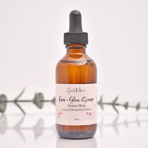 Puede incluir: Una botella de vidrio marr&oacute;n con un gotero lleno de un l&iacute;quido transparente. La etiqueta dice "Scarlet Aeu Firm + Glow Serum Vanilla Bean Collagen Promoting Extracts 2 oz."