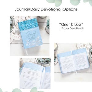 Puede incluir: Un diario devocional azul claro titulado "Grief & Loss" con dise&ntilde;o floral y de volutas. El diario se muestra cerrado y abierto, revelando p&aacute;ginas rayadas y un marcador de cinta. El texto "Journal/Daily Devotional Options" est&aacute; en la parte superior.