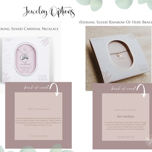 Puede incluir: Se muestran dos opciones de joyer&iacute;a: un collar de cardenal de plata de ley y una pulsera arco&iacute;ris de la esperanza. El collar presenta un colgante de cardenal, y la pulsera tiene un peque&ntilde;o dije de arco&iacute;ris. Ambos se presentan en cajas de regalo.