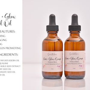 Puede incluir: Dos botellas de vidrio &aacute;mbar con goteros, etiquetadas como "Firm + Glow Serum Vanilla Bean" y que contienen un aceite facial. Las botellas est&aacute;n sobre una superficie blanca y la etiqueta presenta un dise&ntilde;o floral. El texto de la etiqueta dice "Extractos que promueven el col&aacute;geno".
