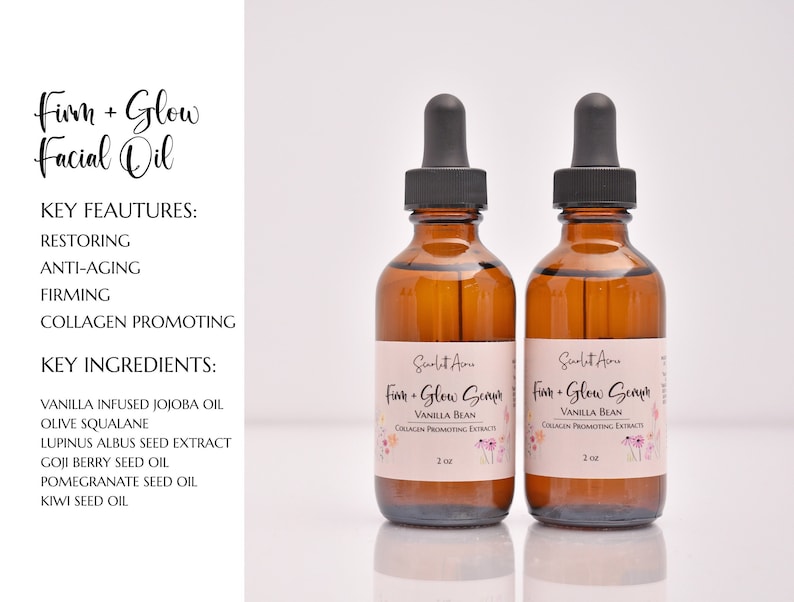 Puede incluir: Dos botellas de vidrio &aacute;mbar con goteros, etiquetadas como "Firm + Glow Serum Vanilla Bean" y que contienen un aceite facial. Las botellas est&aacute;n sobre una superficie blanca y la etiqueta presenta un dise&ntilde;o floral. El texto de la etiqueta dice "Extractos que promueven el col&aacute;geno".