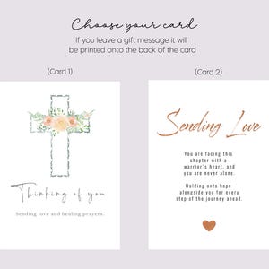 Op de afbeelding: Twee rechthoekige wenskaarten. Kaart 1 toont een kruis met perzikkleurige bloemen en groene bladeren, met de tekst 'Thinking of you' en 'Sending love and healing prayers.' Kaart 2 toont de tekst 'Sending Love' en een ondersteunende boodschap.