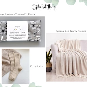 Puede incluir: Imagen que muestra art&iacute;culos de relajaci&oacute;n. Presenta una almohada para los ojos de lavanda y linaza org&aacute;nica con un dise&ntilde;o floral, una manta de punto de algod&oacute;n color crema y calcetines acogedores. El texto "Optional Items" est&aacute; en la parte superior.