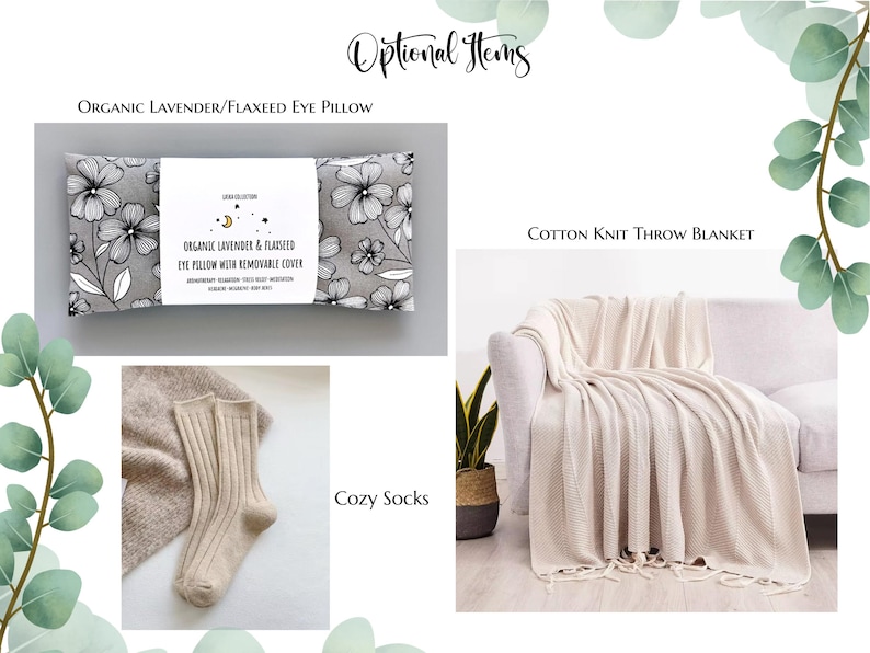Puede incluir: Imagen que muestra art&iacute;culos de relajaci&oacute;n. Presenta una almohada para los ojos de lavanda y linaza org&aacute;nica con un dise&ntilde;o floral, una manta de punto de algod&oacute;n color crema y calcetines acogedores. El texto "Optional Items" est&aacute; en la parte superior.