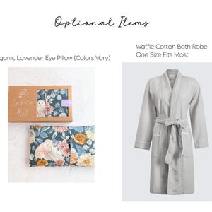 Op de afbeelding: Een biologisch lavendel-oogkussen met een donkerblauwe bloemen- en dierenprint in een bruine kartonnen doos, naast een lichtgrijze wafelkatoenen badjas met een ceintuur en lange mouwen, aangeduid als one size fits most.