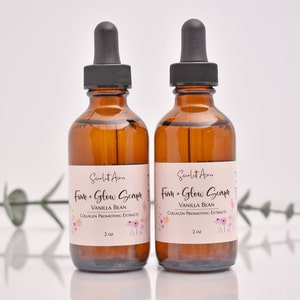 Puede incluir: Dos botellas de vidrio &aacute;mbar con goteros, etiquetadas "Scarlet Ame Firm + Glow Serum Vanilla Bean Collagen Promoting Extracts 2 oz."