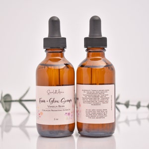 Puede incluir: Dos botellas de vidrio &aacute;mbar con goteros negros llenas de un l&iacute;quido transparente. Las botellas est&aacute;n etiquetadas con "Firm + Glow Serum" y "Vanilla Bean Collagen Promoting Extract". Las botellas est&aacute;n sobre una superficie blanca con un tallo de planta verde en el fondo.