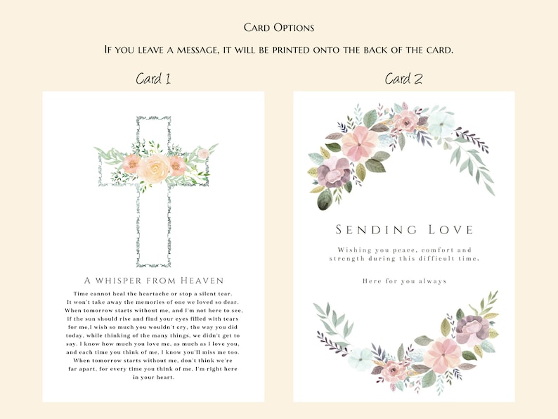 Puede incluir: Dos opciones de tarjetas de condolencia. La tarjeta 1 presenta una cruz adornada con flores melocot&oacute;n y blancas y el texto "A Whisper From Heaven". La tarjeta 2 muestra una corona floral con el texto "Sending Love".