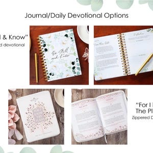 Puede incluir: Imagen de diarios devocionales con dise&ntilde;os florales. Un diario est&aacute; abierto, mostrando texto y un bol&iacute;grafo dorado. La portada de otro diario dice "Be Still and Know". El texto "For I know The Plans" tambi&eacute;n es visible. Los diarios tienen cremallera.
