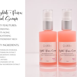 Op de afbeelding: Twee flessen van 2 ounce roze gezichts serum met het label "Hydrate + Renew Serum" met een watermeloen fusie formule. De flessen hebben zilveren doppen en witte pompen. De labels vermelden ook de belangrijkste ingredi&euml;nten, waaronder watermeloen hydrosol, watermeloen extract, granaatappel sterolen, vitamine C, zijde peptiden, niacinamide en sneeuw paddenstoel extract.